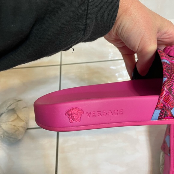 Versace Palazzo Slides embellished with a three-dimensional Medusa - Picture 4 of 6